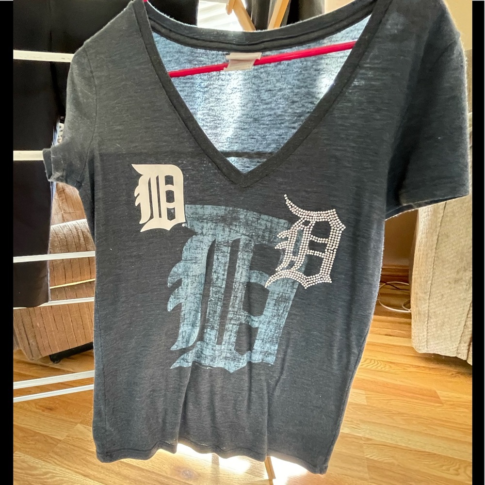 Detroit Tigers women’s v neck t-shirt. Size medium navy blue with rhinestone D